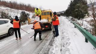 随县公路部门积极“迎战”今冬第一场雪