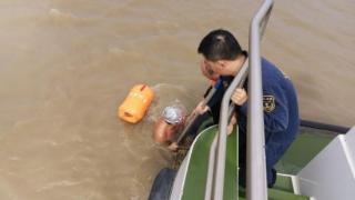 武汉港区海事处执法人员救起被困游泳者