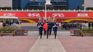新年第一天，五星红旗在福州五一广场冉冉升起！