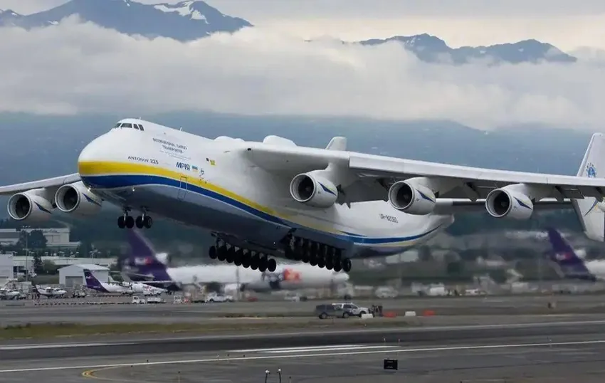 世界最大飞机起飞重量达640吨，速度达到0.7马赫，机身长84米
