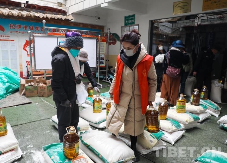 新春走基层| 藏历新年送温暖 鲁固社区为困难群众发放慰问金