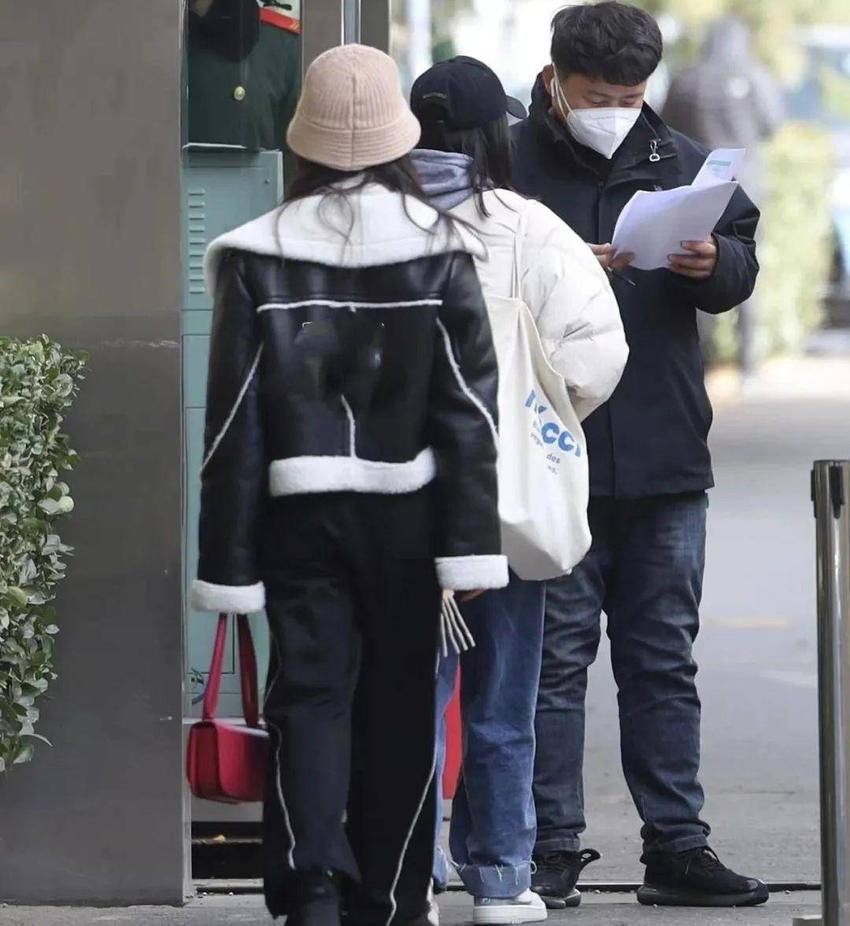 春晚最后一场彩排来啦！杨紫丸子头包裹严实，赵丽颖紫色大衣抢眼