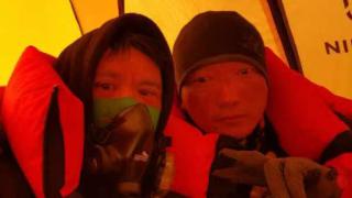 在珠峰海拔8450米，两名中国登山者放弃登顶救回一条人命