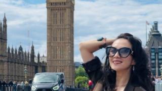 章子怡分享伦敦之旅游客照 一身卡其色穿搭复古高级