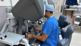 美国首例机器人给人做肝移植手术，患者术后一个月可轻松行走