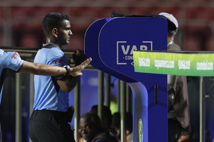 记者：U20世界杯VAR要求更改判决时，裁判需现场告知球迷