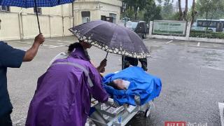 大雨滂沱中，襄阳医护蹚水寻找广州转院来的患者