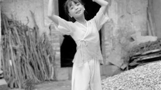 11岁女孩在农村老屋前跳中国舞