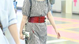 48岁陶虹穿格纹束腰连衣裙走机场，清爽又时髦