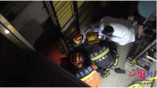 八旬老人不慎坠入电梯井 烟台牟平消防紧急救援