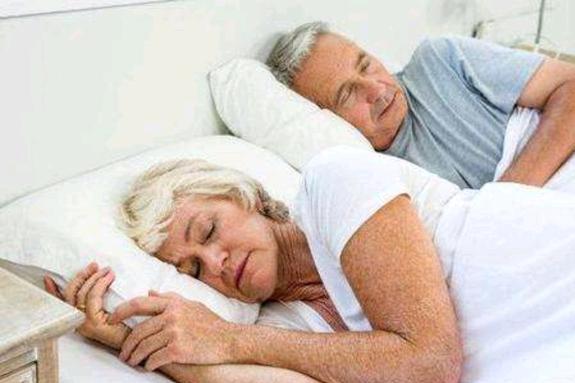 65岁后，每天只睡5个小时，与睡8个小时的人相比，哪个更好