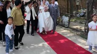 新人结婚，邻居大妈拍新娘后背，嫌弃新娘穿的太暴露！