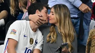 浪漫的法国人，吉鲁进球后德尚的儿子儿媳在看台上深情接吻