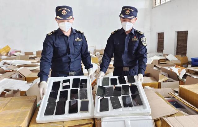 湛江海关查获一批废旧手机液晶显示屏16万片