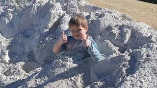 悲剧！巴西一男孩在石灰粉堆玩耍中毒身亡