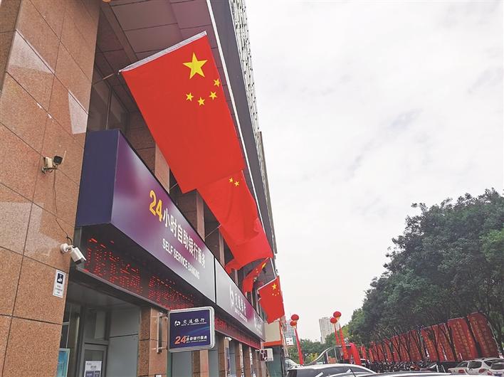 一抹抹鲜艳的“中国红”成为吕梁街头最美的色彩
