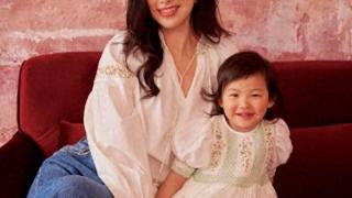 朱珠六一携女儿首拍杂志 2岁珠宝遗传妈妈同款梨涡