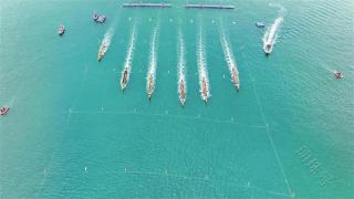 深圳唯一海上龙舟赛举行 南澳月亮湾海面船桨翻飞