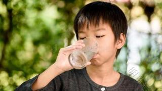 当小孩患上腹泻时，脱水是一个需要特别关注的问题