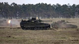 俄罗斯军人首次在特别行动区缴获瑞典首辆CV90装甲战斗车