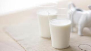 胃不舒服怎么喝牛奶？医生告诫：3种胃痛患者不宜喝牛奶