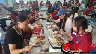 家校共享好“食”光，泰安实验中学邀请70多名家长代表进校陪餐