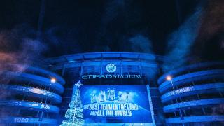 城在世界之巅️伊蒂哈德球场换新装，挂上巨幅五冠王海报