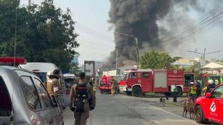 泰国北榄府一化学品仓库发生火灾