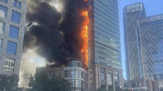 天津一高层大厦突发大火数百名消防员前往救援，官方：外墙明火已被扑灭，暂未接到人员伤亡报告