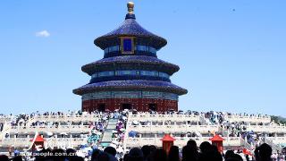 北京：暑期游天坛公园游客如织