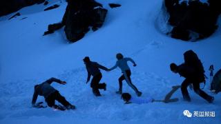 8名大学生登雪山离奇丧命！只穿内衣倒在雪中，现场还有第9具尸体