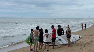 13岁女孩海边游泳被离岸流卷走 三亚救援人员成功营救