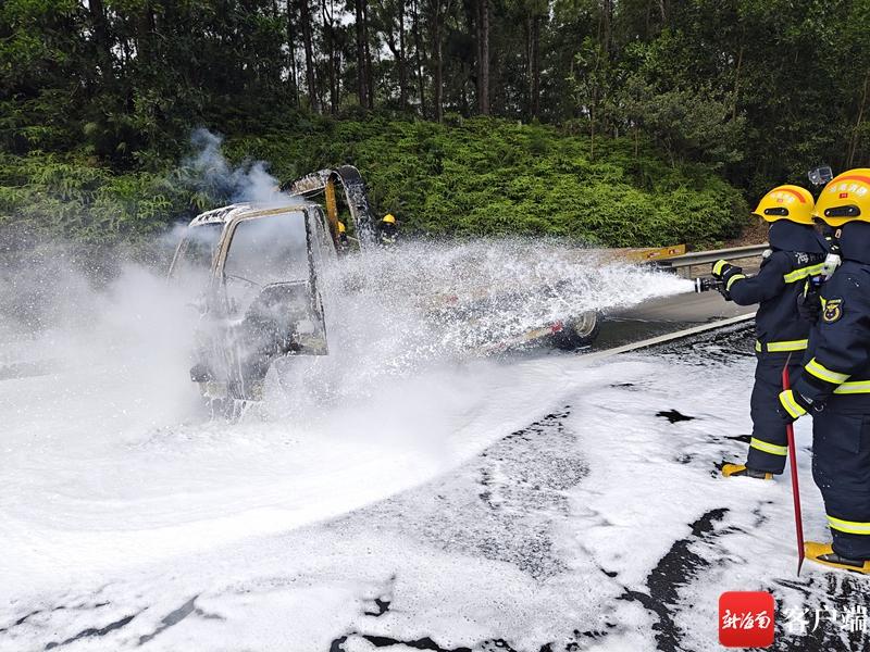 海三高速海口往五指山方向发生货车自燃事故 未造成人员伤亡