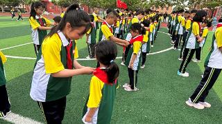 莒南县洙边镇中心小学举行第一批新队员入队仪式