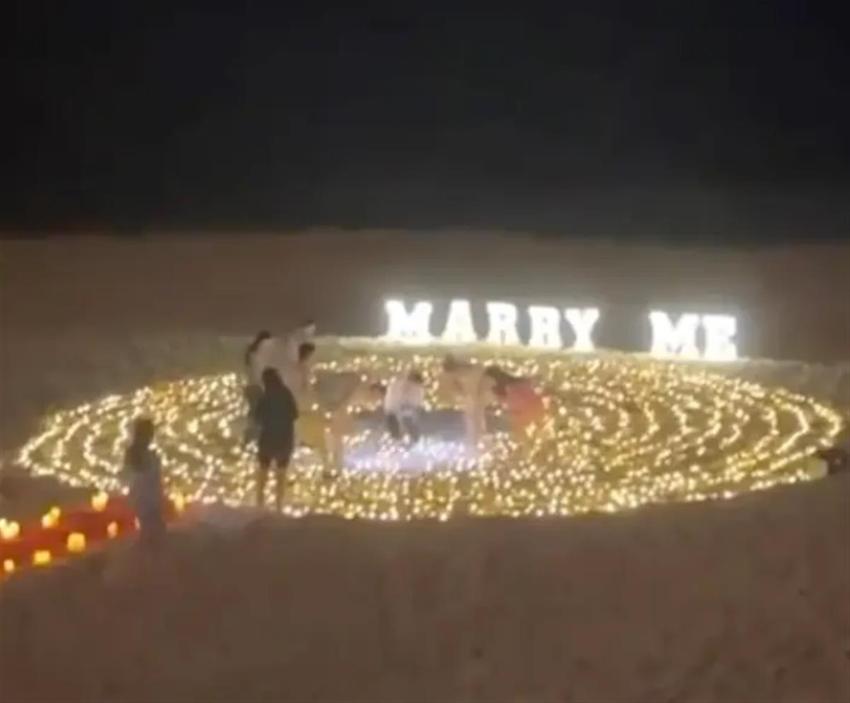 情人节前夕澳大利亚小伙海边求婚，不料戒指落入沙滩……