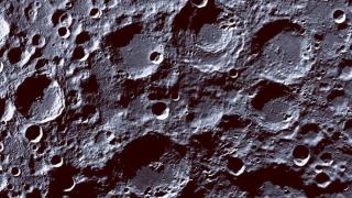为什么月球上到处都是陨石坑，地球上却很少？是月球在保护地球吗？