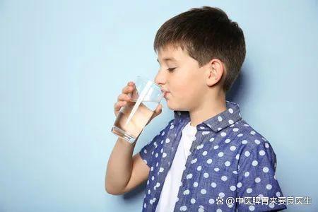 给孩子喝水，特别容易好心办坏事，导致脾虚！
