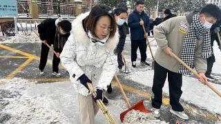 石家庄市友谊大街小学西校开展扫雪除冰活动