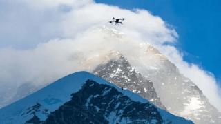 大疆在珠穆朗玛峰完成全球首次无人机运输测试，可携带15公斤重量进行往返
