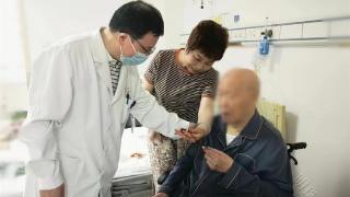 端午节前，医护人员为住院老人送上中药香囊