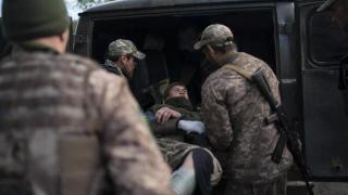 乌战俘：乌军在慌乱撤离时用履带车碾压自己的士兵