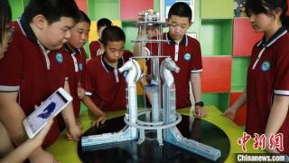 未来感“牵手”民族风 呼和浩特一中学打造3D打印版“太空电梯”