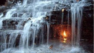 瀑布下出现“永恒之火”，已经“燃烧千年”?