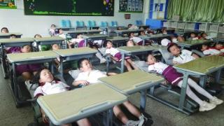 新装备 在校午休时，“趴睡”变“躺睡” 可躺式课桌椅走进小学校园