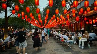 暑期北京餐饮爆火！有店铺一天卖5000多碗豆汁，热门餐厅黄牛代排费超400元