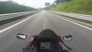 疯狂！骑手150km/h闯高速收费站：一己之力为禁摩做贡献