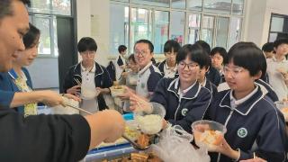 “加油爱心午餐”，历城二中毕业生为高考学弟学妹送温暖