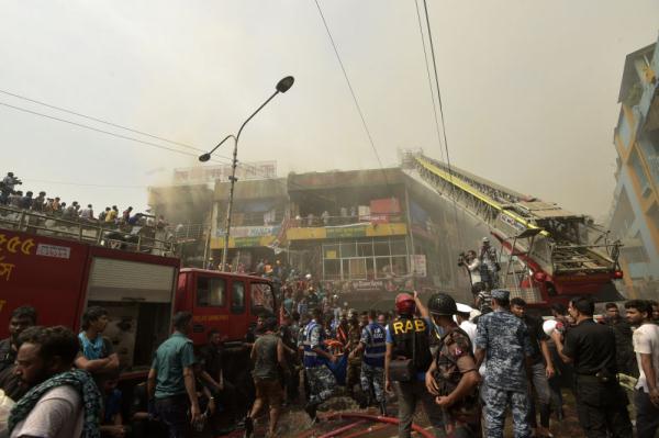 孟加拉国首都达卡一服装市场发生火灾