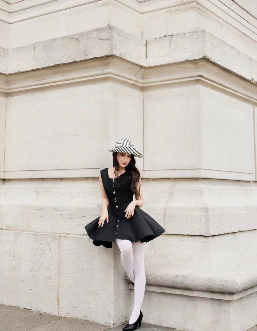 刘亦菲亮相巴黎时装周，一身小黑裙尽显优雅气质