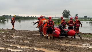 河北高碑店市消防救援大队成功转移被困群众61人